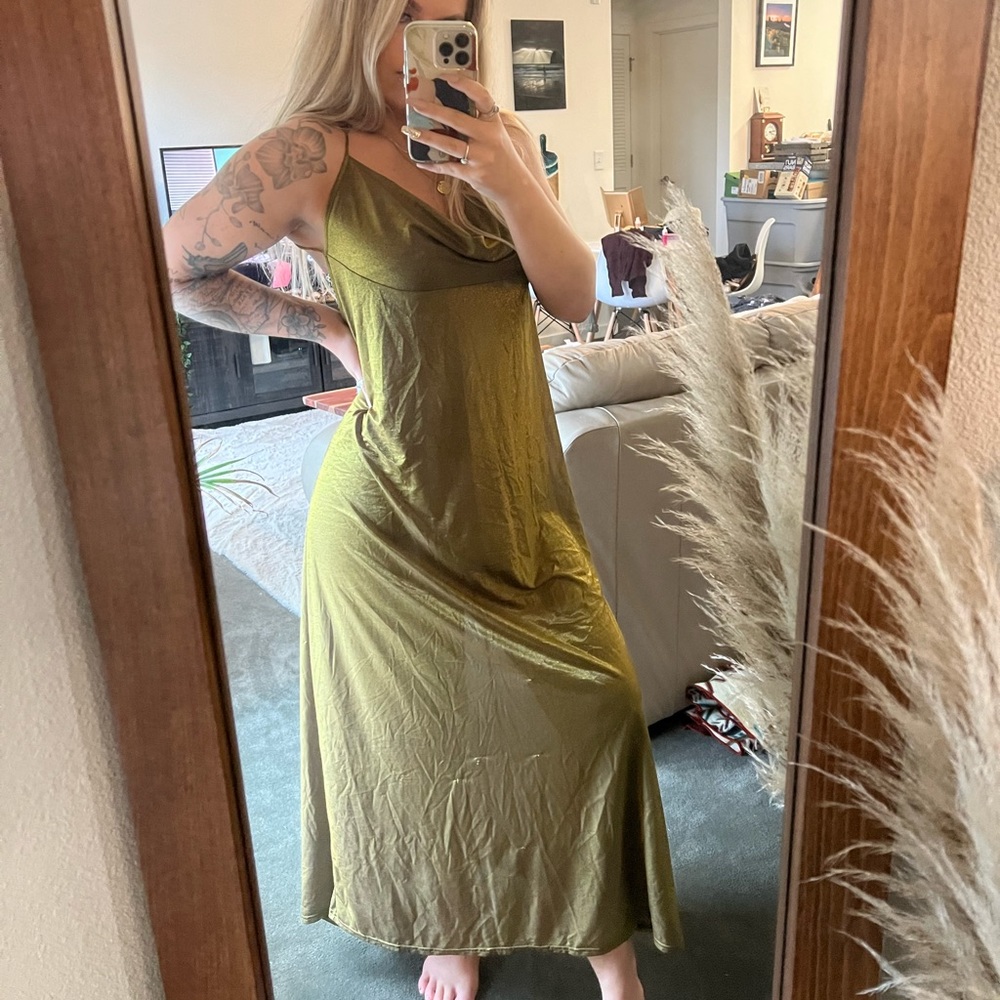 Changing color dress , green, purple , gold